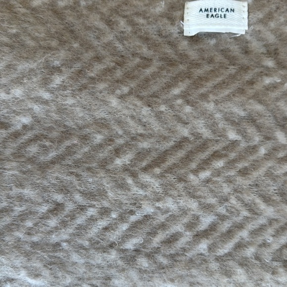 American Eagle Tan/Cream Herringbone Scarf - Picture 2 of 2